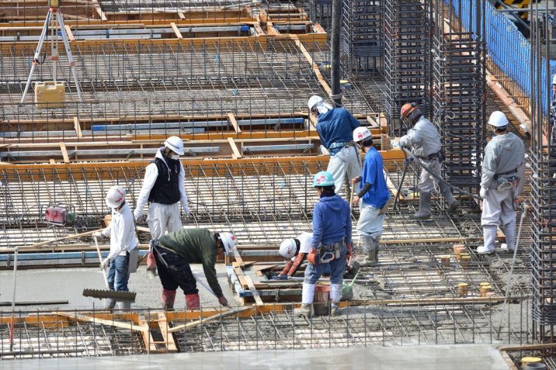 型枠工事をする職人_R