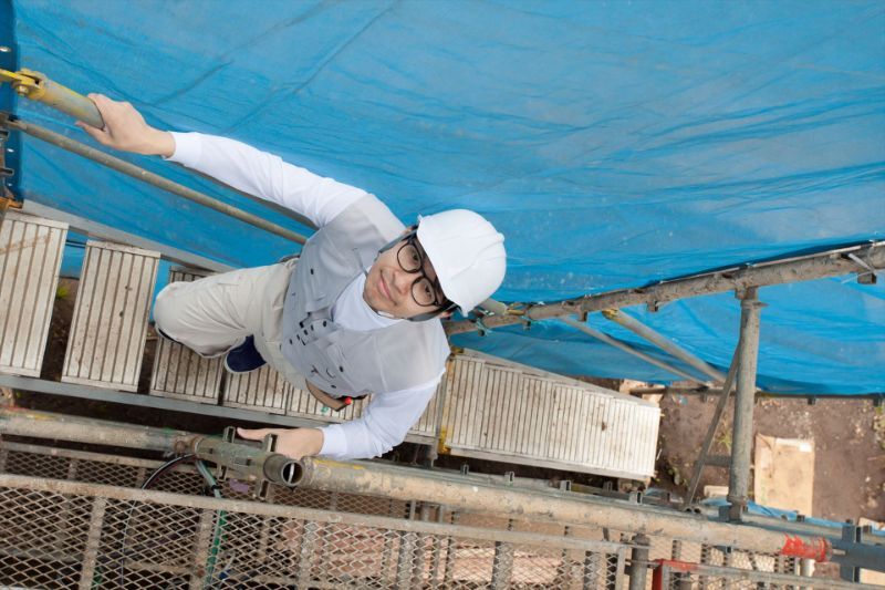 足場を上る作業員